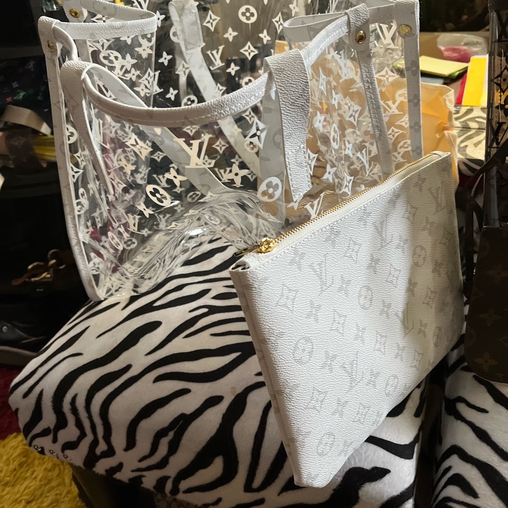 White wristlet only